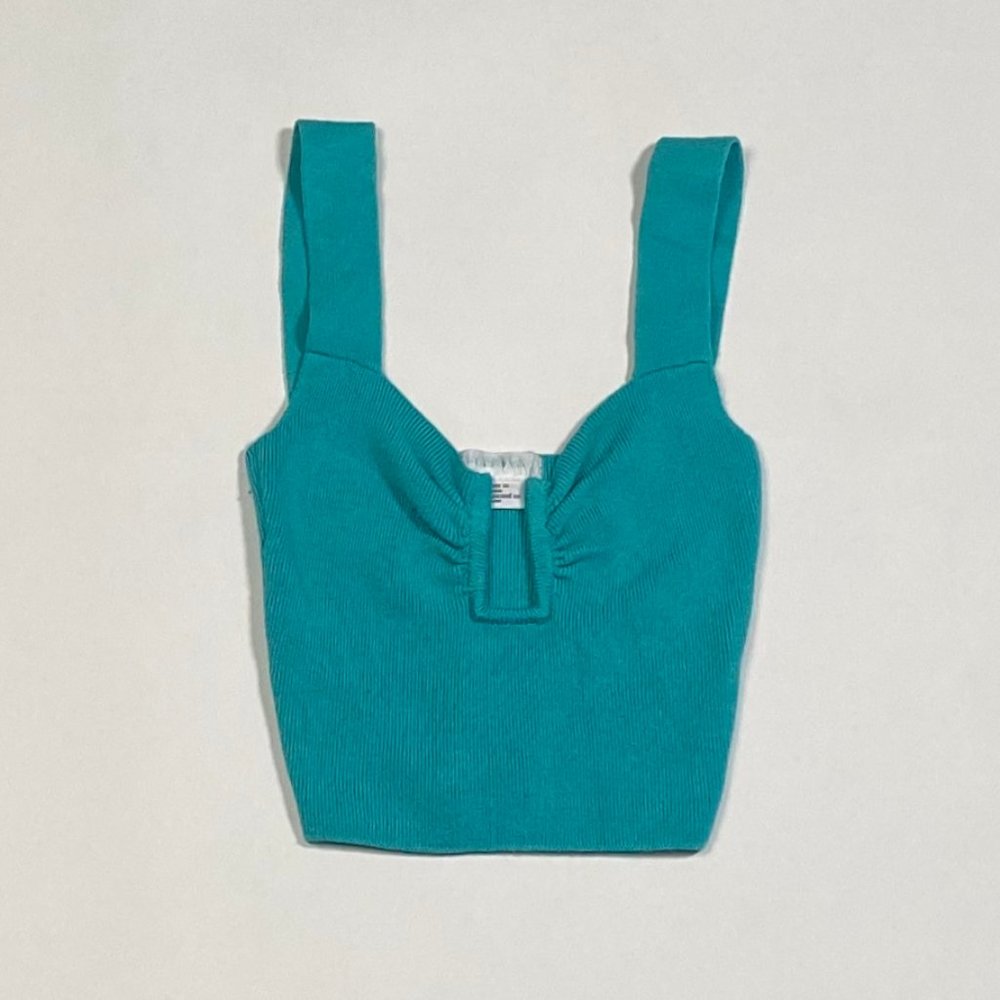 Cropped fitted tank top